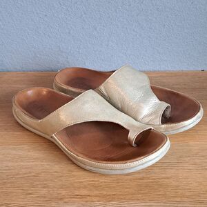 Strive Capri Women’s 7.5 US UK 5 Gold Metallic Leather Toe-Loop Slip-On Sandals